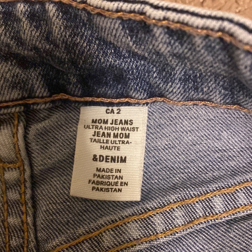 H&M Distressed High Rise Mom Jean Size 2 - Picture 3 of 4